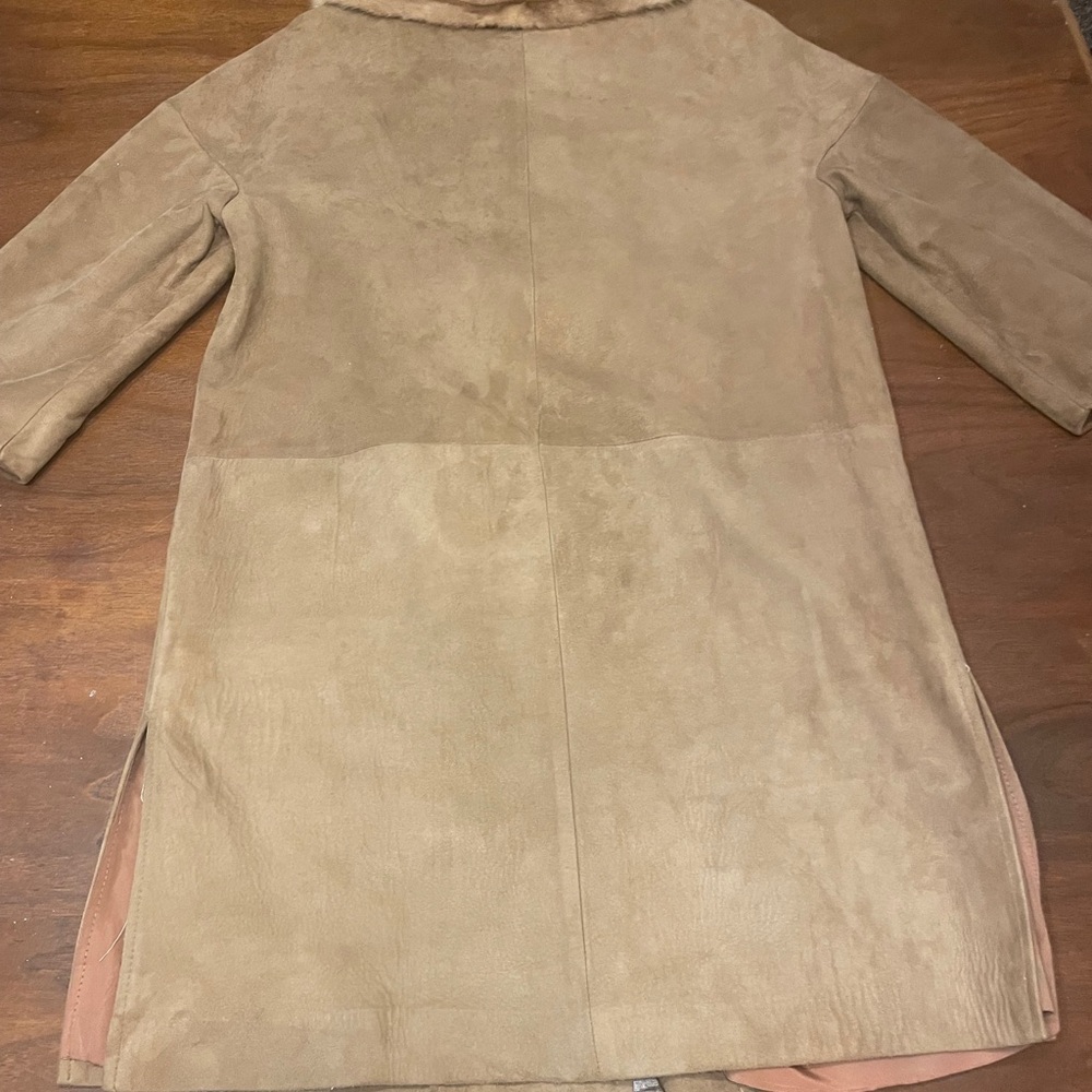 Elegant Tan Suede Coat with Faux Fur Collar - Picture 4 of 16